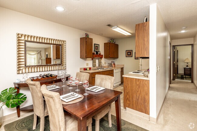 2BR, 1.5BA - 980 SF - Regency Woods