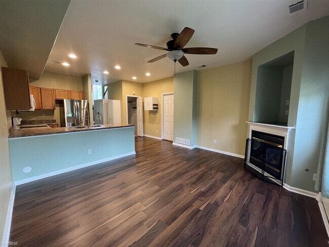 Foto del edificio - 3 br, 2.5 bath Townhome - 2255 Coronado Pa...