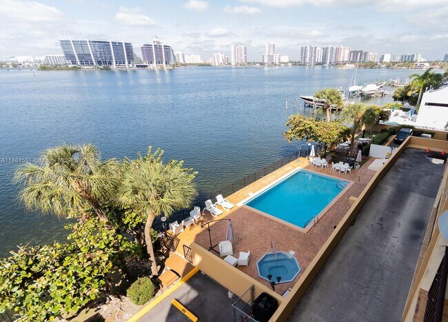 Foto del edificio - 17878 N Bay Rd
