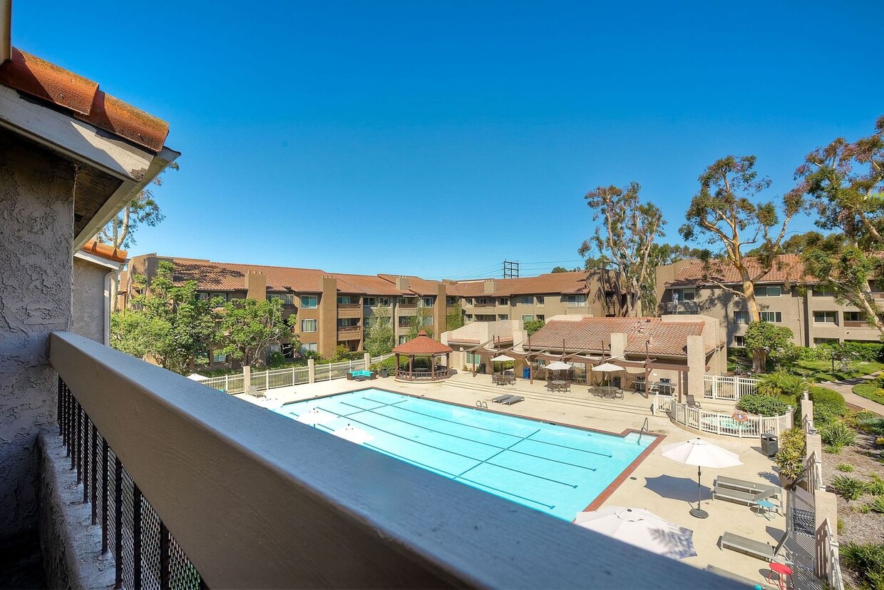 Primary Photo - Top Floor Condo with Tons of Amenities & C...