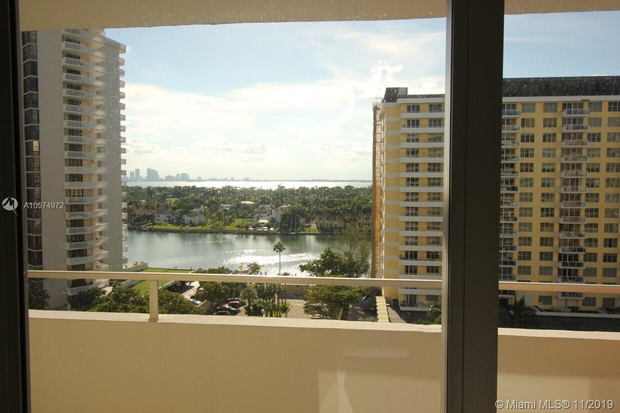 Primary Photo - 5555 Collins Ave