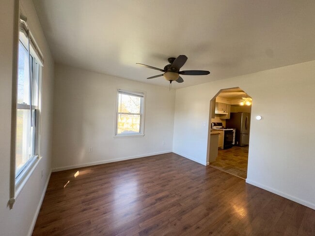 Foto del edificio - Charming 5 Bedroom/2 Bathroom Home with Large Backyard in Essex, MD!