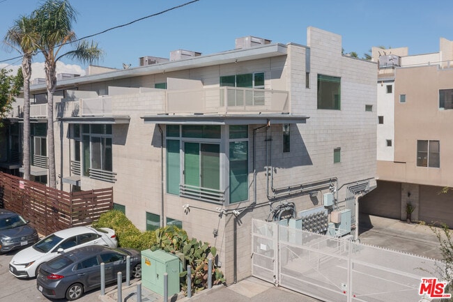 Foto del edificio - 717 Highland Ave