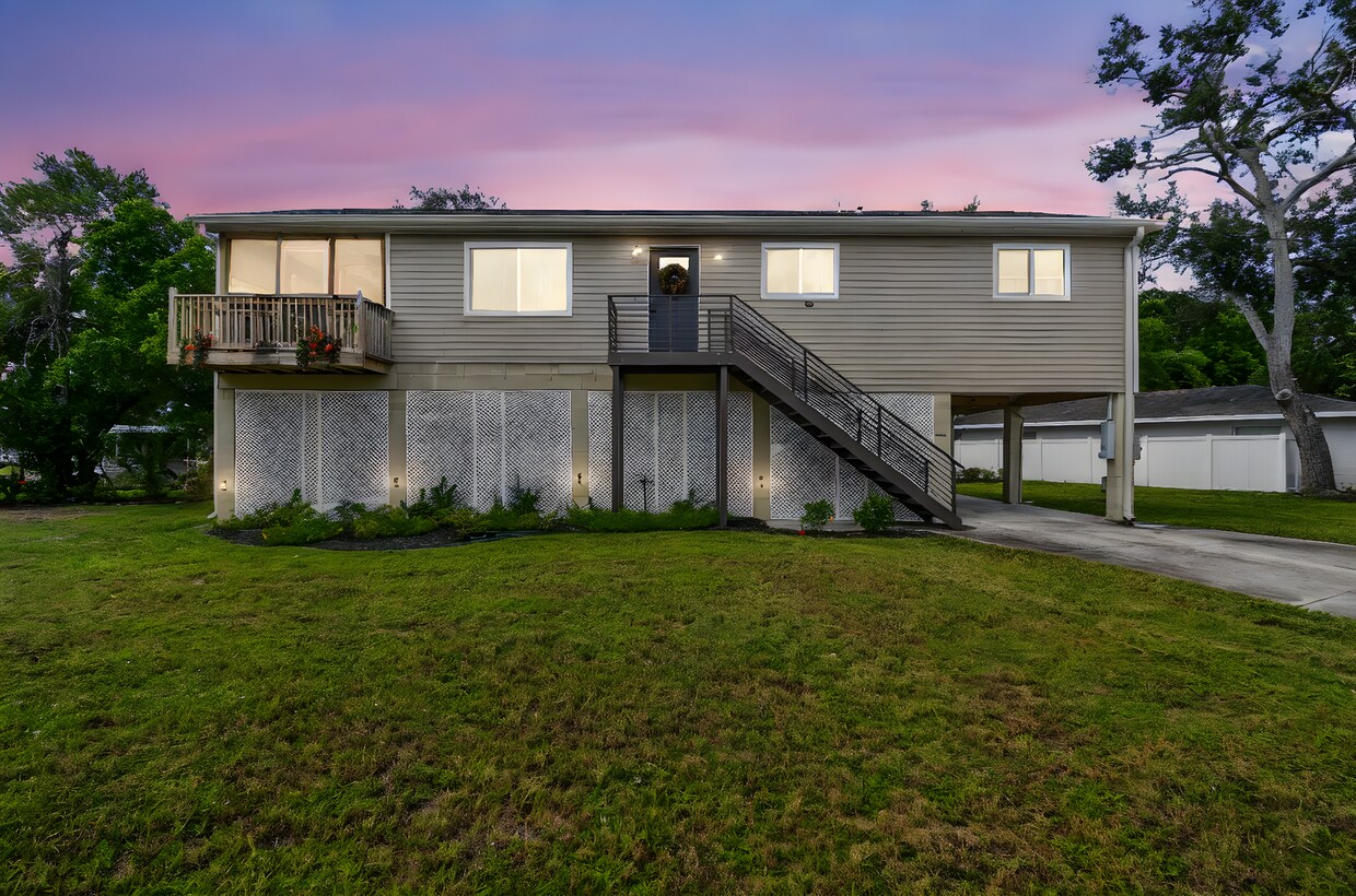 Foto principal - Elevated 3-Bed, 2-Bath, Corner-Lot Gem in ...
