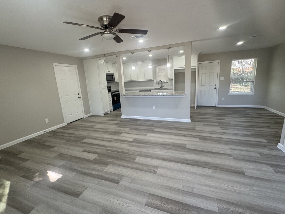 Primary Photo - 111 Minnie Dr