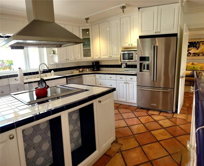 Building Photo - 2781 NE 23rd Ct