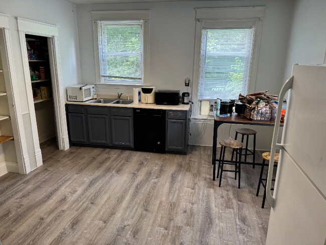 Foto del edificio - 420 Ada St