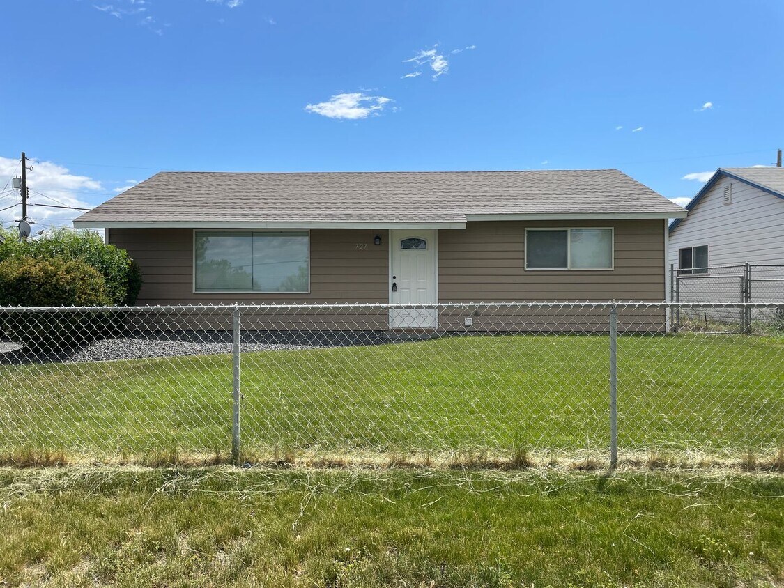 Primary Photo - Cozy Home for Rent!!