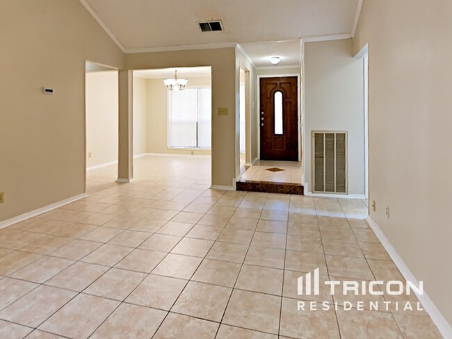 Foto del edificio - 6810 Maple Lk St