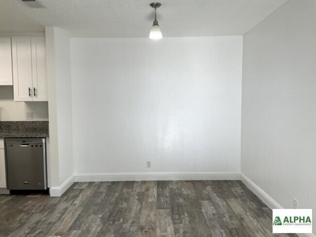 Building Photo - This is a clean duplex