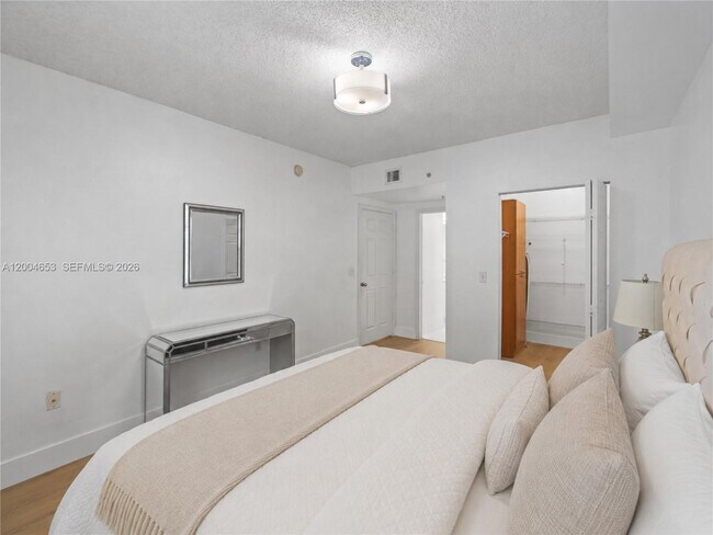 Foto del edificio - 17145 N Bay Rd