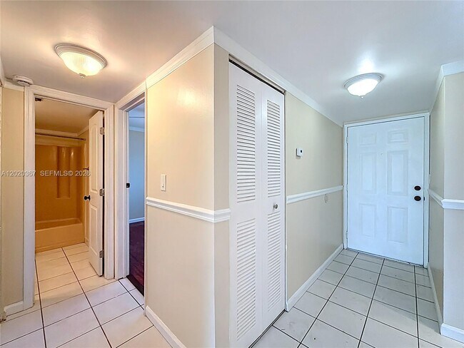 Foto del edificio - 8740 N Sherman Cir