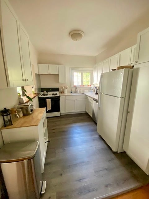 Updated kitchen with cabinet storage and newer appliances - 3514 Mooney Ave