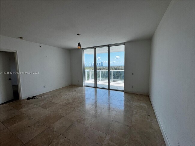 Foto del edificio - 14951 Royal Oaks Ln