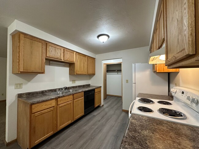 Building Photo - Noble Estates |||