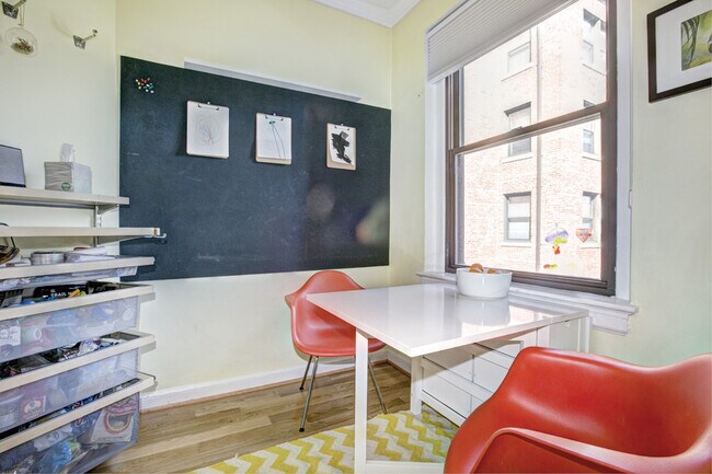 Foto del edificio - Adorable Condo Between Cleveland Park & Va...