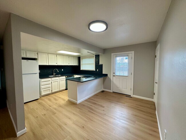 Foto del edificio - 13225 Grove Way