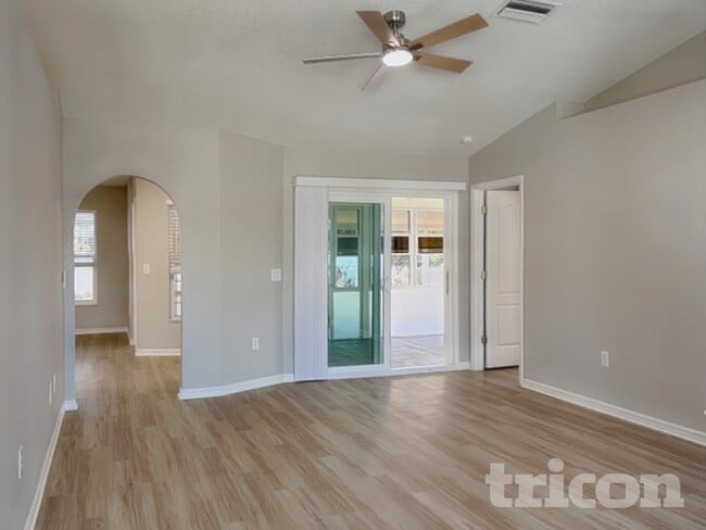 Building Photo - 3798 Fontainebleau St