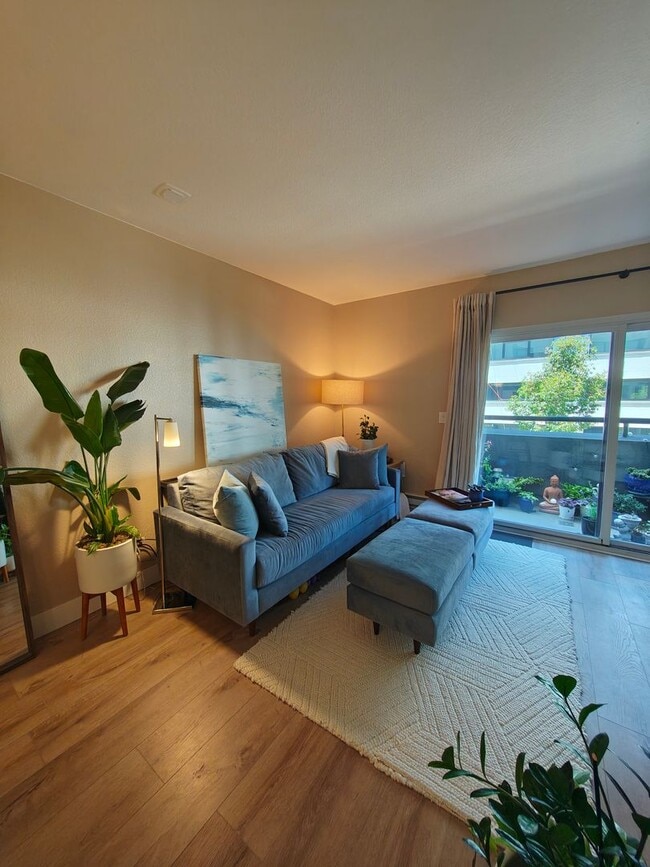 Building Photo - Furnished 1-Bedroom Garden Oasis at Bay Crest Condominiums | Rincon Hill
