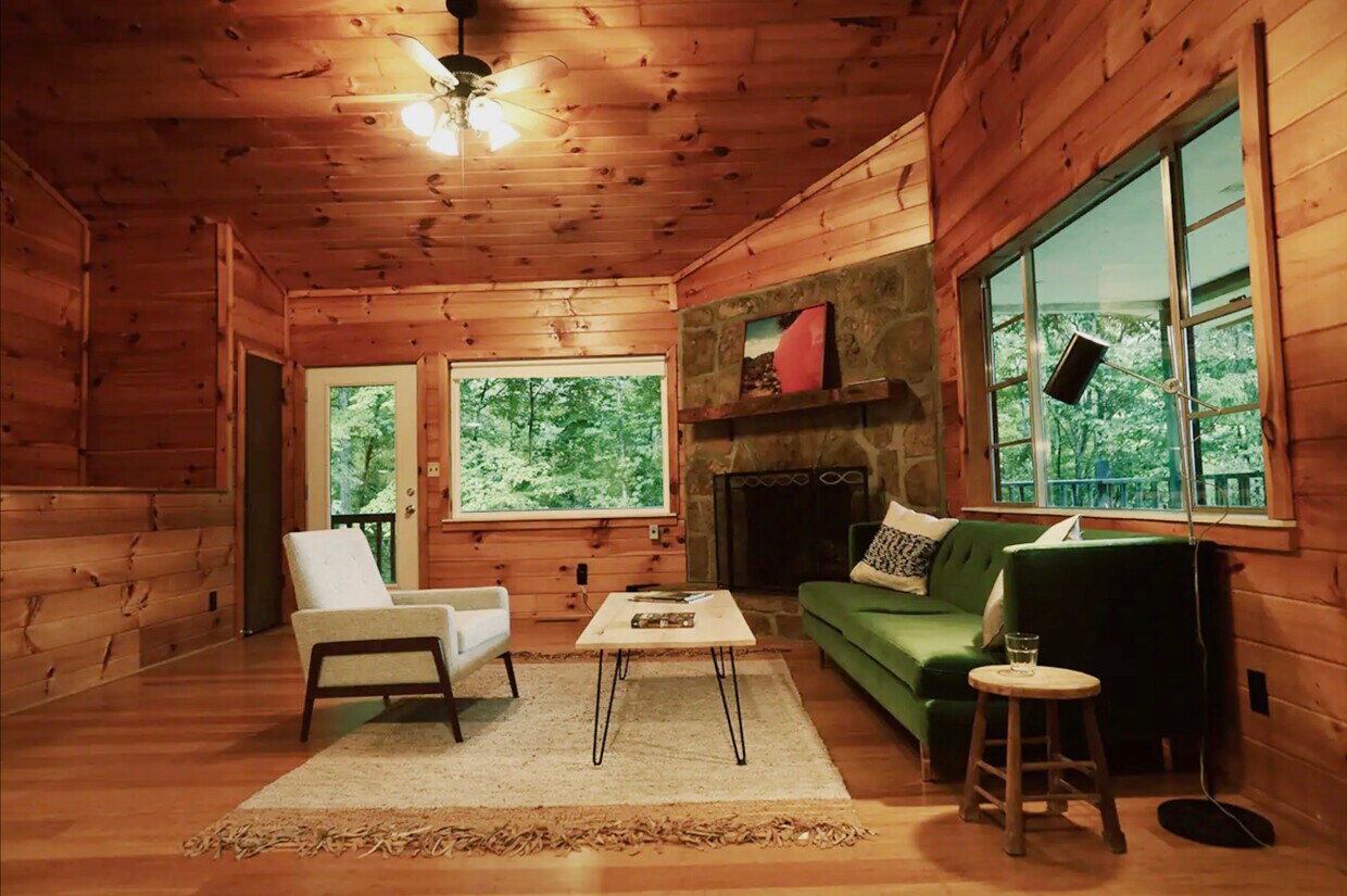Sala de estar con techos altos - 3724 Warden Branch Ln