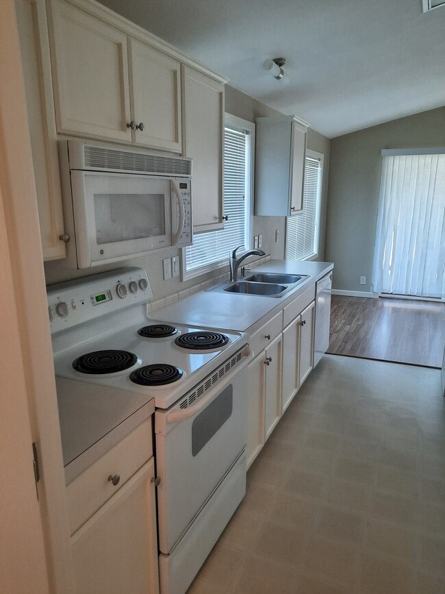 Building Photo - 3200 Oak Terrace Dr