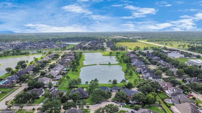 Building Photo - 1702 Sandy Lake Dr