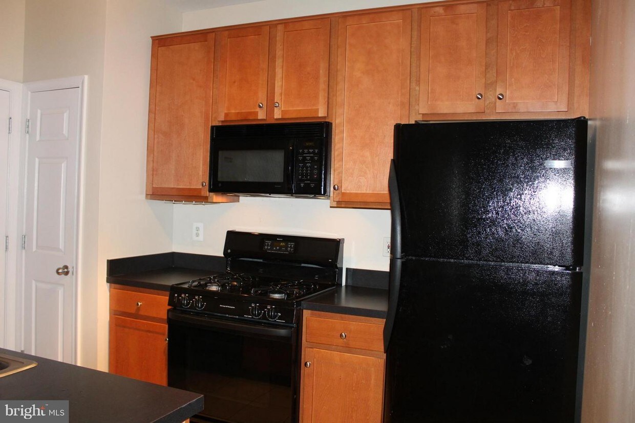 Foto principal - 4862 Eisenhower Ave