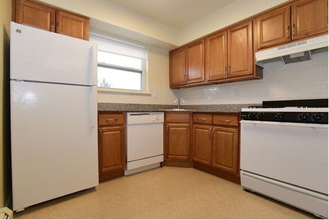 Colonial Gardens Apartments - Avenel, NJ | Apartments.com