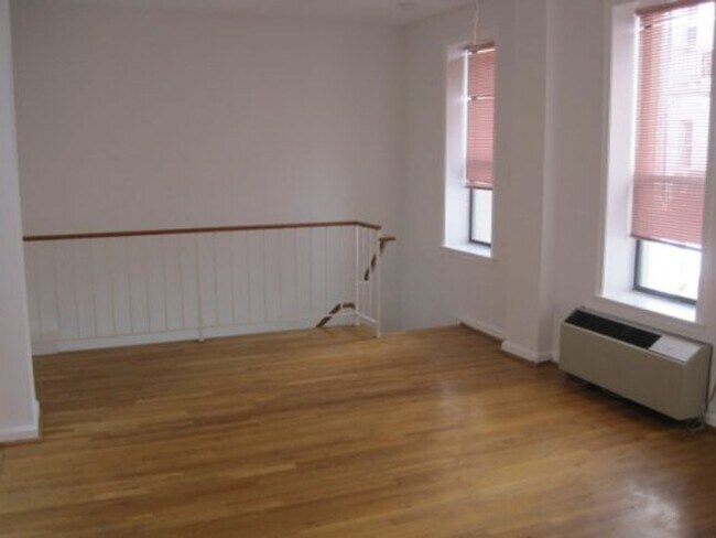 Foto del edificio - Two-Level Kalorama Condo with Washer/Dryer...