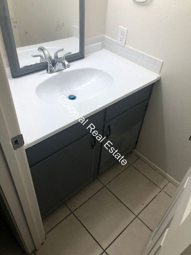 Building Photo - Beautiful, newly renovated, 2 bed 1 1/2 ba...