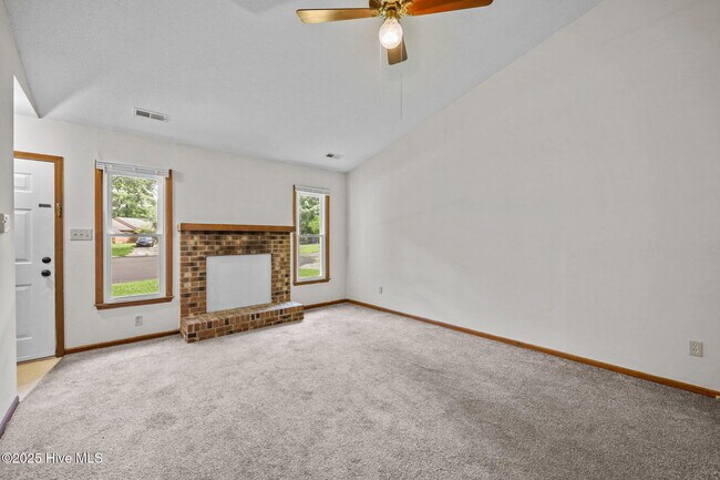 Foto del edificio - 204 Corey Ct