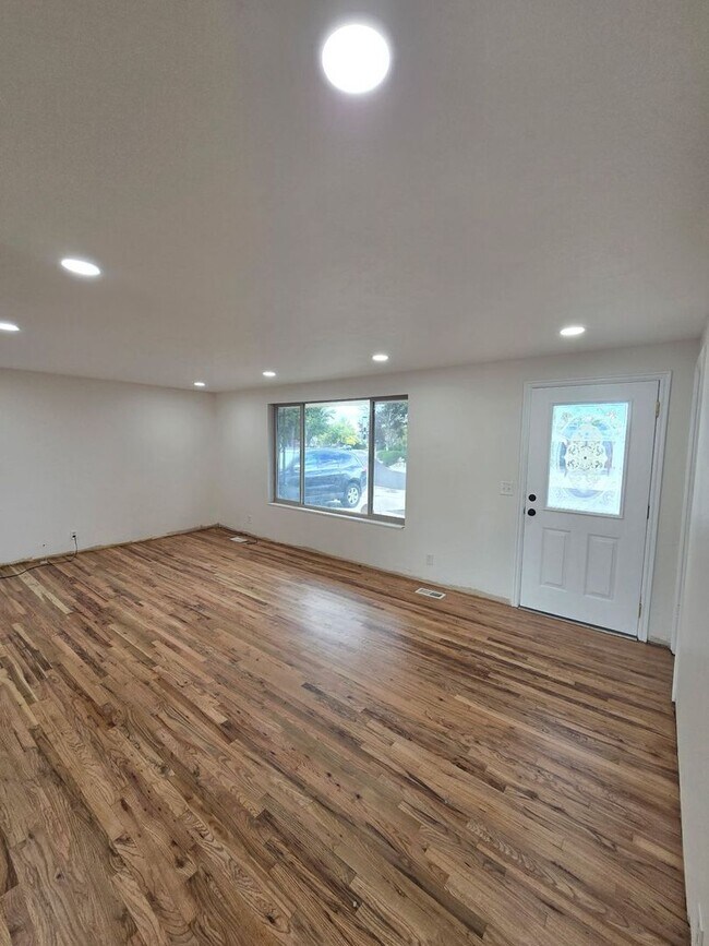 Building Photo - 3723 Kewanee Dr