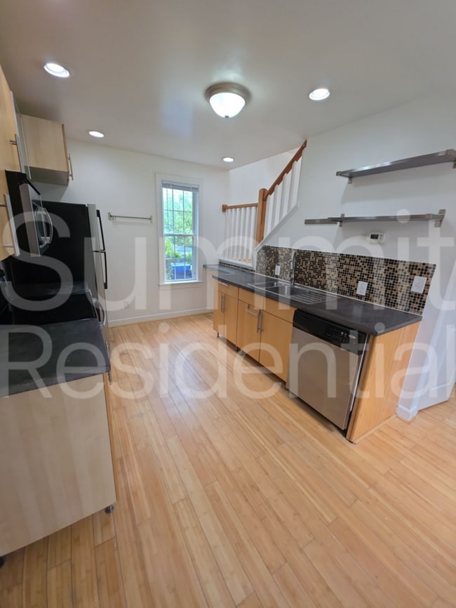 Building Photo - 910 Oakwood Ave