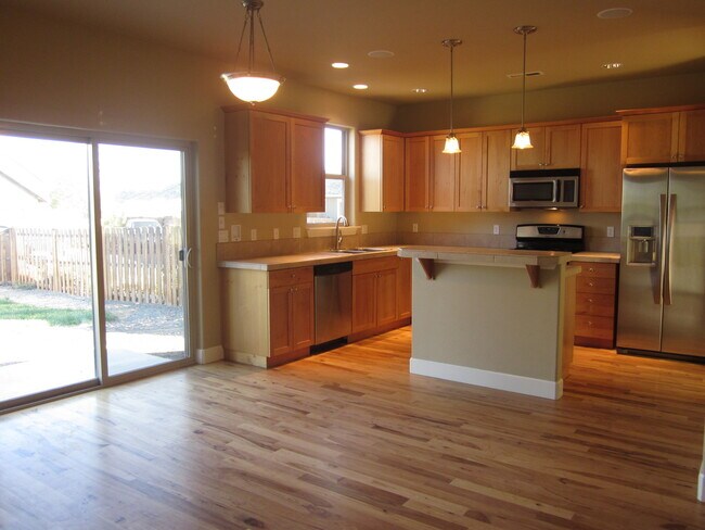 Building Photo - Redmond - Beautiful 2 Story 4 Bedroom Home...