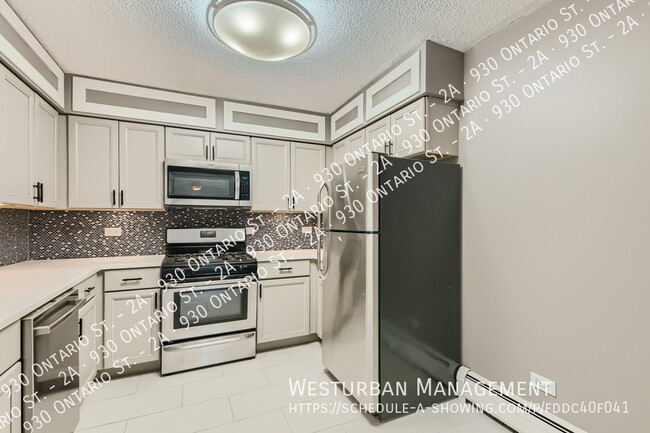 Building Photo - Convenient Living in Downtown Oak Park