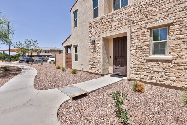 Foto del edificio - Gorgeous 4bed/3 bath End Unit Condo in Gil...
