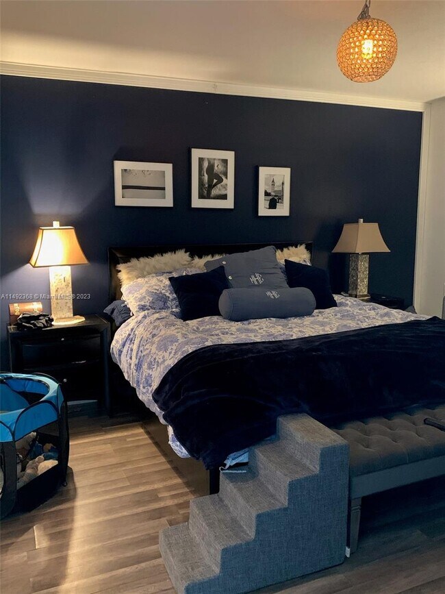 Foto del edificio - 15051 Royal Oaks Ln