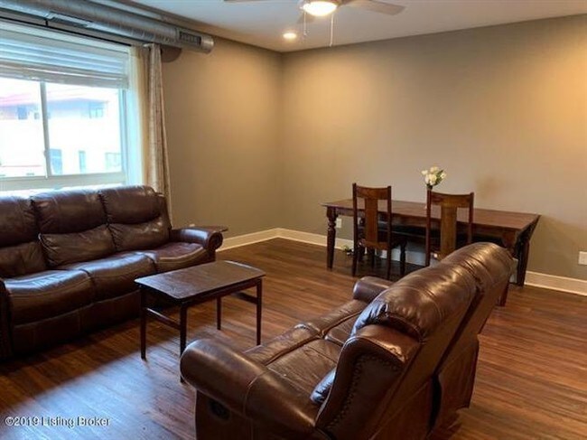 Foto del edificio - 830 E Main St