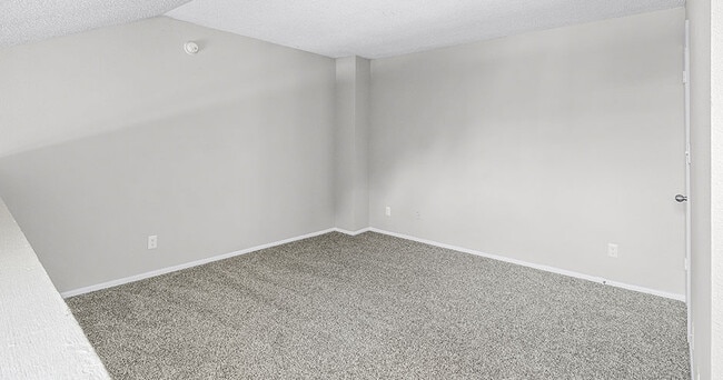 Building Photo - The Oaks of Woodland Park Apartments