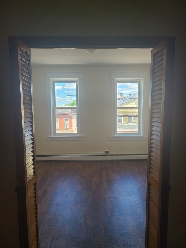 Bright natural light MBR - 312 Avenue C