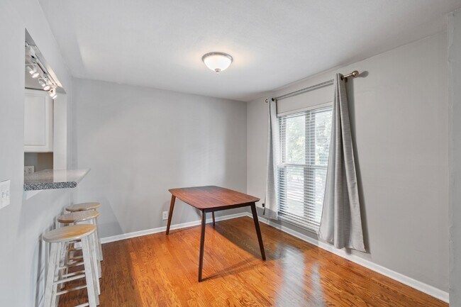 Building Photo - "Charming 1-Bedroom Retreat with Hardwood ...