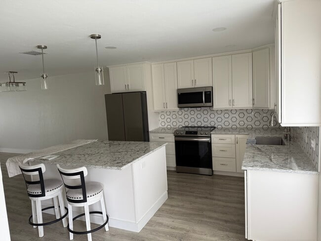 Building Photo - 781 Palm View Dr