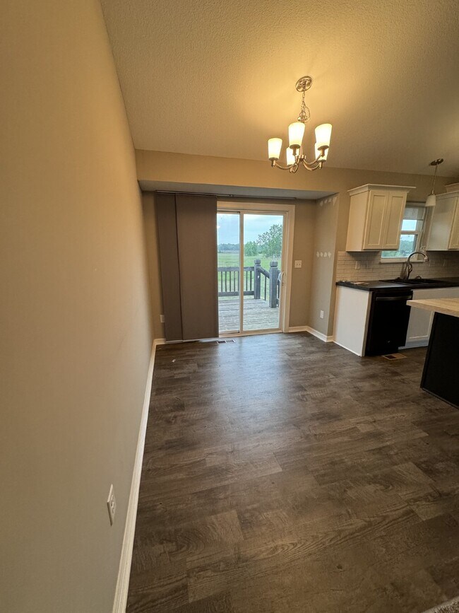 Building Photo - Charming 2 Bed, 1 Bath W/ Basement Rental