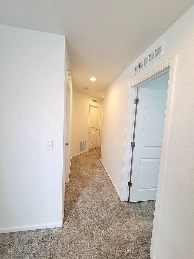 Foto del edificio - ALL PROSPECTIVE TENANTS MUST SUBMIT A $58 NON-REFUNDABLE APPLICATION FEE PER APPLICANT ONLINE AND...