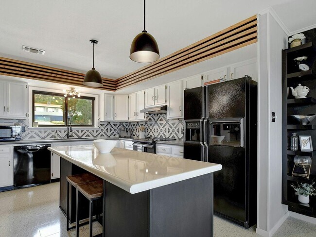 Foto del edificio - Vintage Canyon Lake Gem - 3 Bed/3 Bath - B...