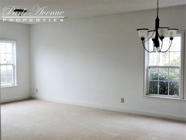 Foto del edificio - 121 Farm Springs Rd