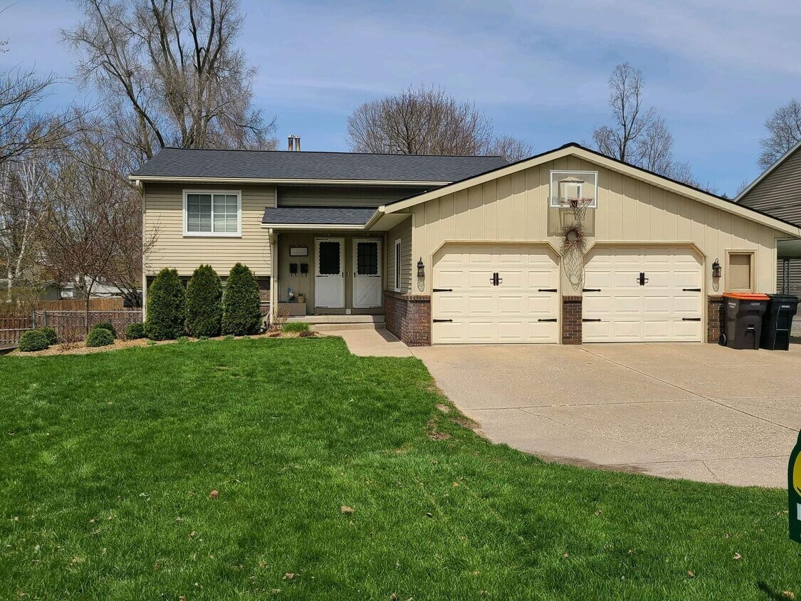 223 E Division St, Rockford, MI 49341