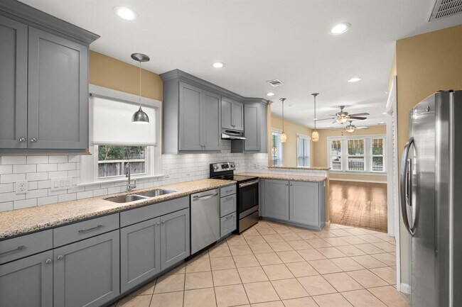 Building Photo - 502 Dell Ct