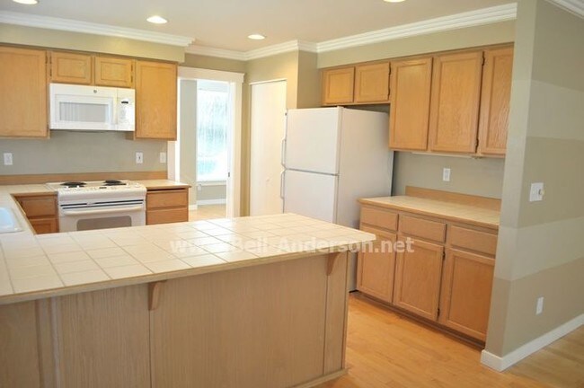 Building Photo - Gorgeous 4 Bedroom Home with Three-Car Garage