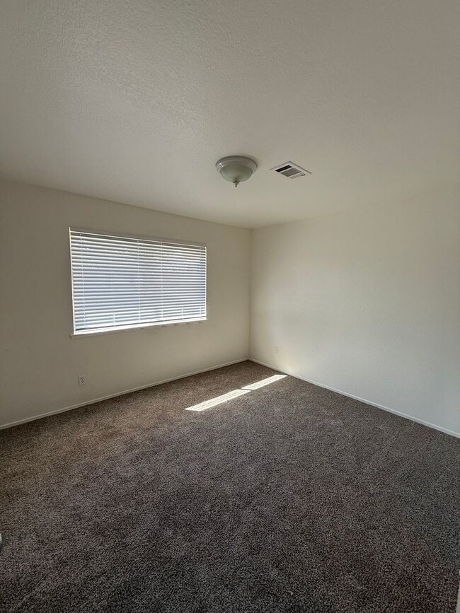 Building Photo - 2 BEDROOM TOWNHOUSE